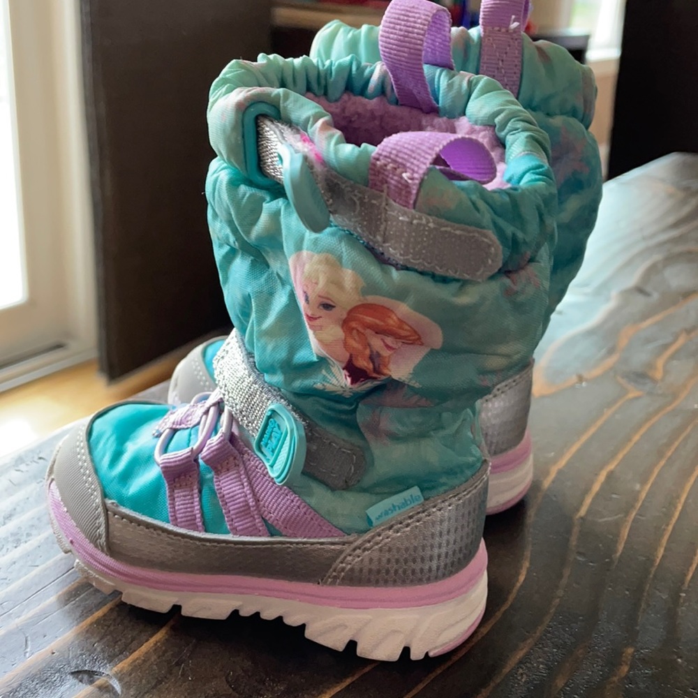Girls Frozen winter boots, Size 4 NEVER WORN